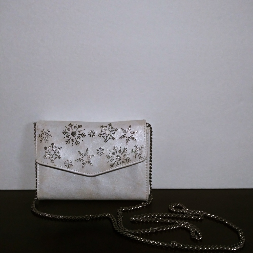 Winter purse and only used once.